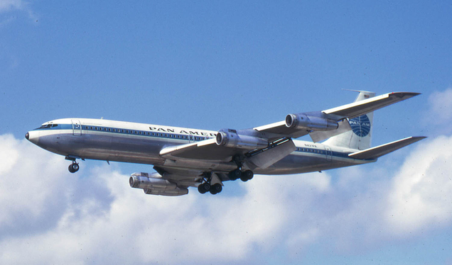 A Pan Am Boeing 707 Clipper Charmer lands at Miami in 1968 (clipperarctic)
